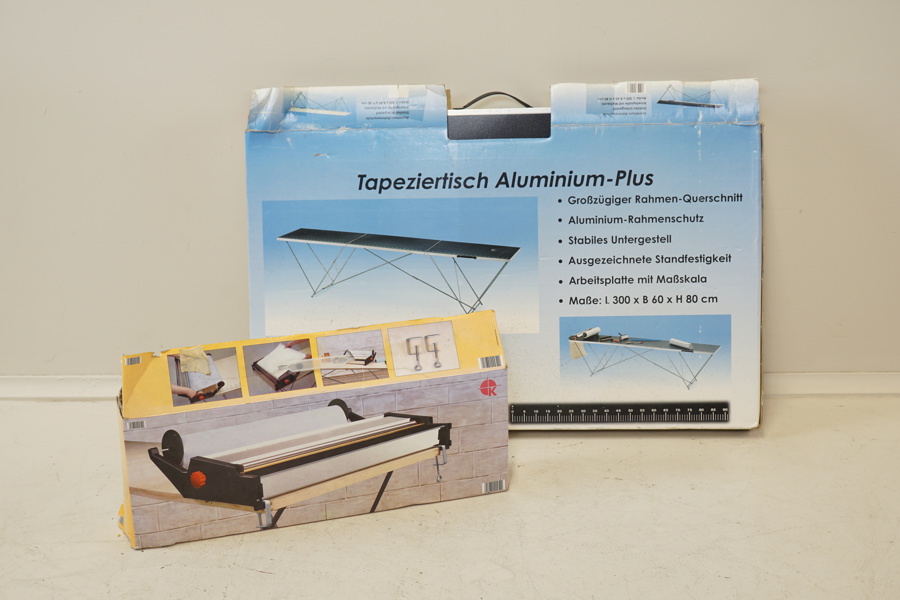 Tapetbord samt klistermaskin för tapeter.