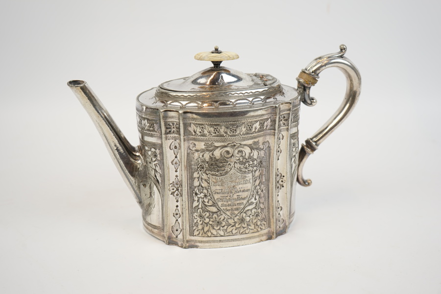 Tekanna, silverpläterad, England, 1901.