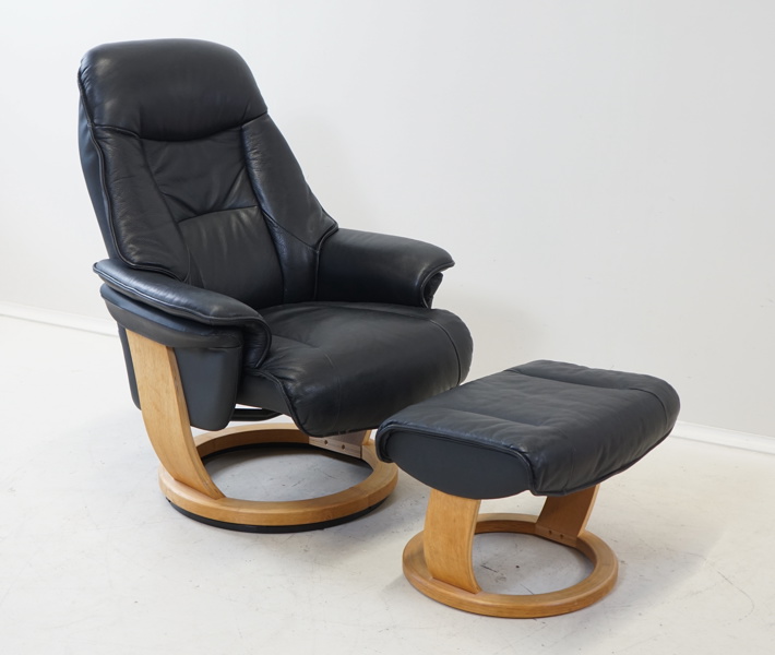 Vilstol med fotpall, sk stressless, ek/skinn, Hjort Knudsen, Danmark, 2000-tal.