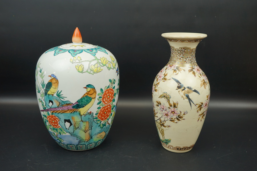 Lockurna och vas, porslin, Asien.