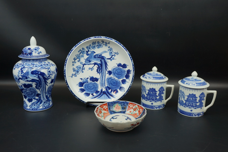 Asiatiskt porslin, 5 delar, bl.a Imari, Japan.