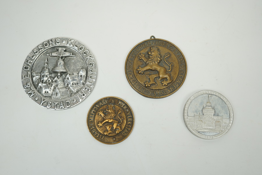 Minnesmedalj från Industri och Slöjdutställningen i Malmö 1896, samt 3 st medaljer, Ystad.