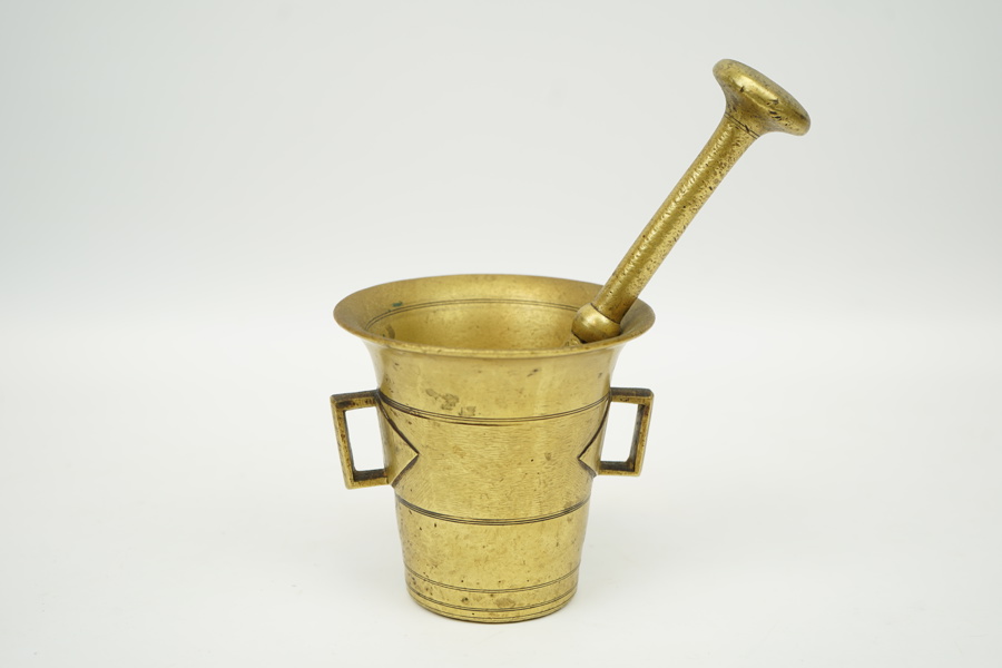 Mortel med stöt, malm, 1800-tal.