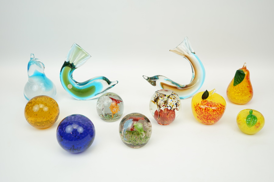 Figuriner, frukter och brevpressar, 11 delar, glas, bl.a FM Ronneby.
