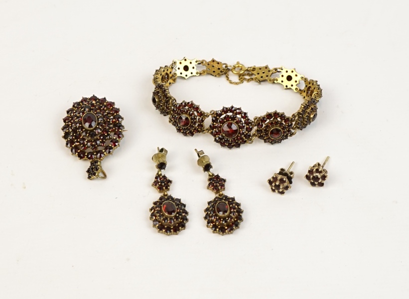 Armband, örhänge och brosch, 6 dela, granat.