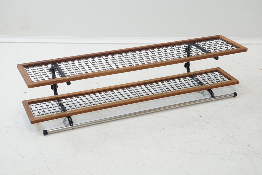 Hatthylla, metall, teak.