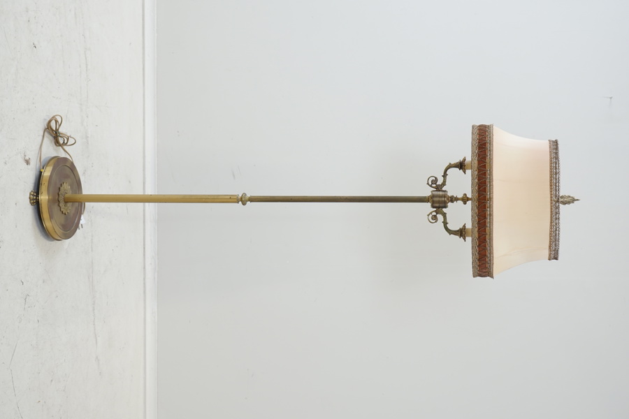 Golvlampa, mässing, 2 ljuspunkter, ABE, 1900-talets mitt.