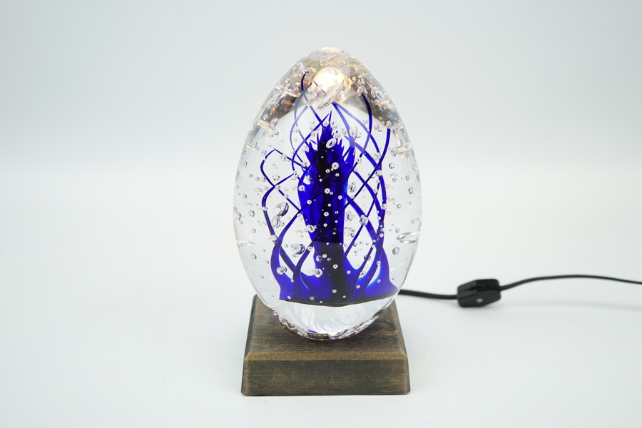 Glasskulptur på träsockel, belyst, Studio Åhus, signerad.