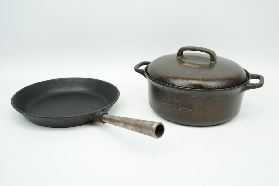 Stekjärn, Skeppshult, och gryta, Gunda, gjutjärn.