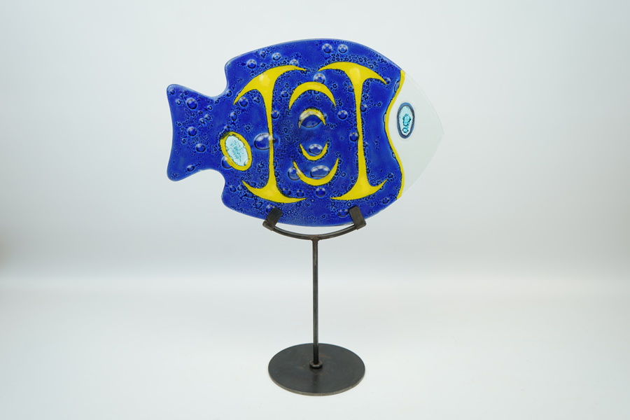 Skulptur, fisk, glas, metallfot.