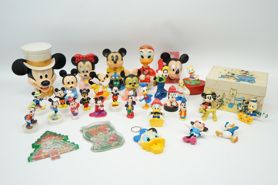 Disneyfigurer m.m, ett parti, olika material.