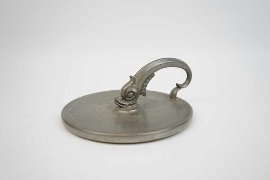 Handspegel med delfinformat handtag, tenn, C.G. Hallberg, art deco,1930-tal.