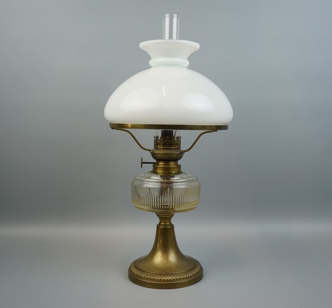 Fotogenlampa, glas/mässing.