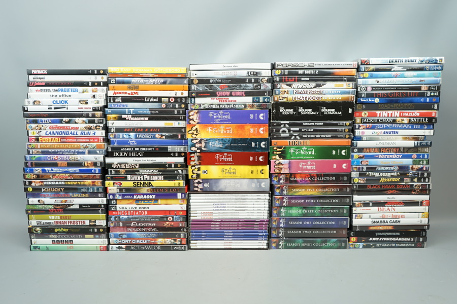 DVD-filmer, spel, karaoke m.m, ett parti, bl.a Columbo.