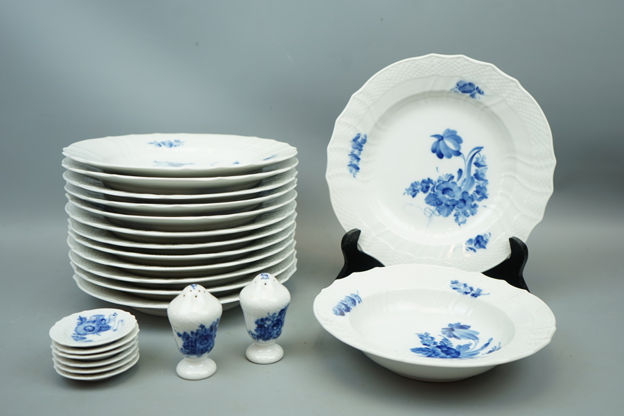 Matservisdelar, 22 st, porslin, "Blå Blomst", Royal Copenhagen.