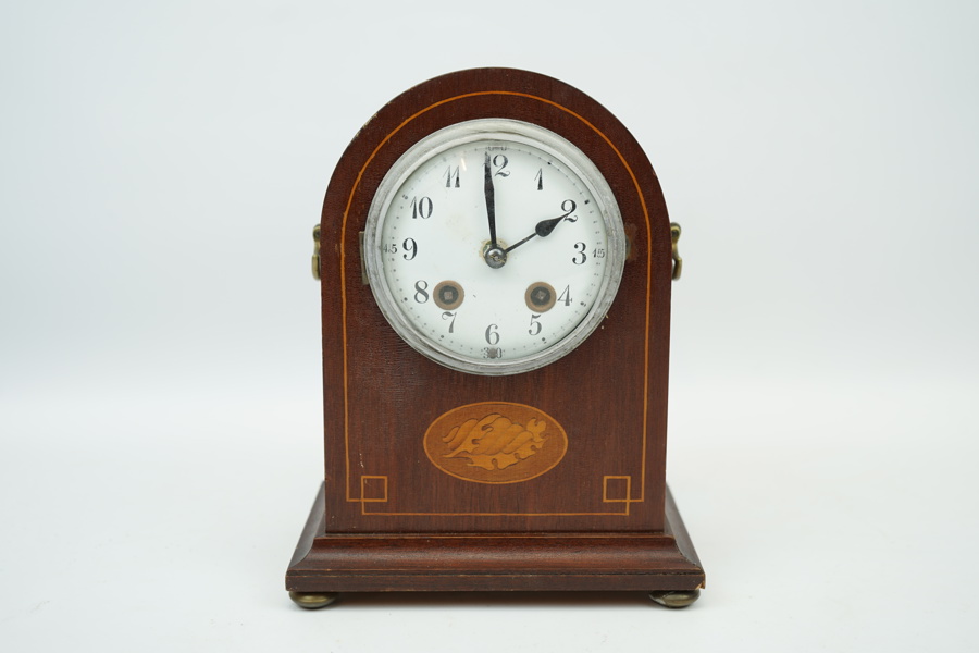 Bordsur, mahogny med intarsia, Philipp Haas & Söhne, 1900-talets första hälft.