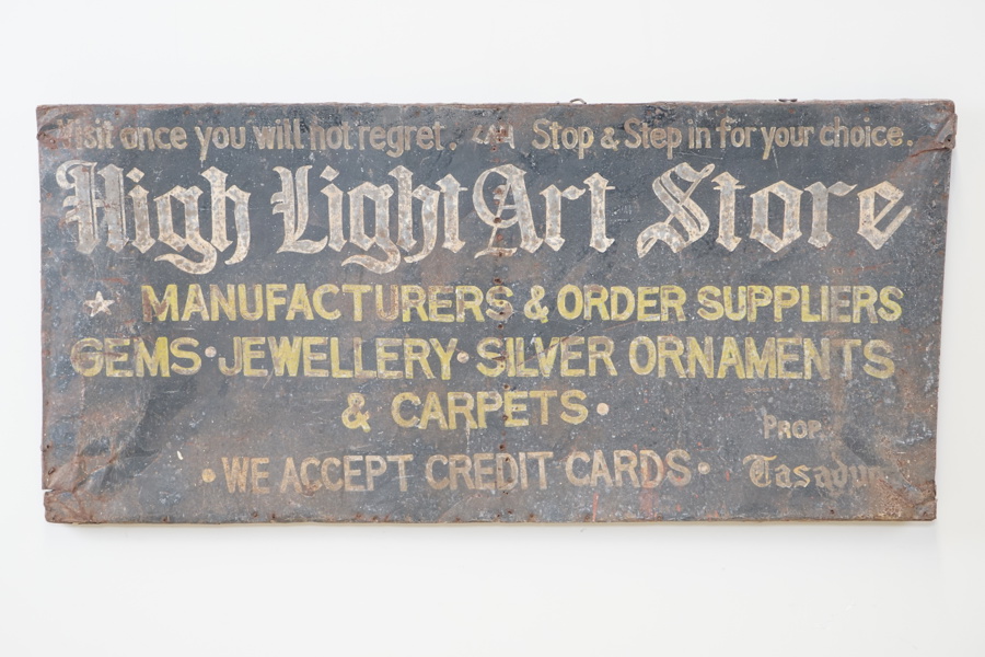 Skylt, plåt, "High Light Art Store".