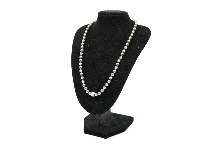 Collier med silverlås och Tahitipälor.