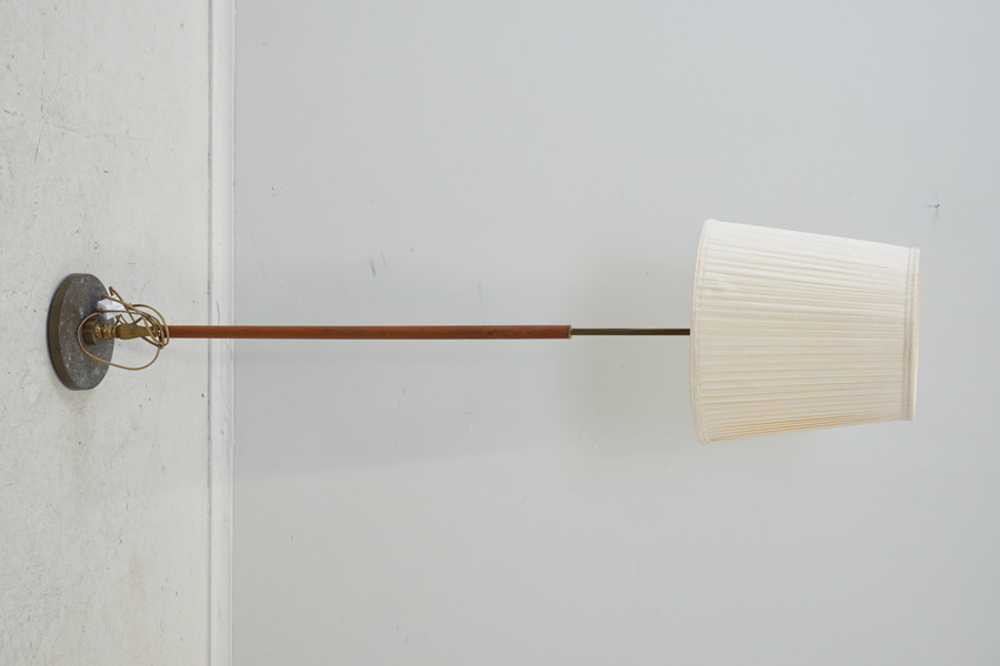 Golvlampa, mässing, teak, 1900-talets andra hälft.