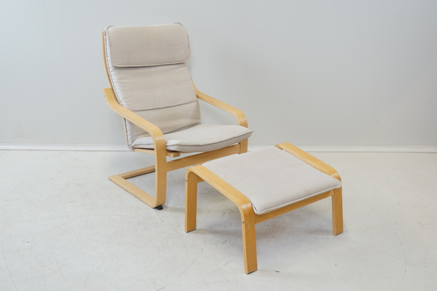 Fåtölj med fotpall, björkfanér/textil, "Poäng", Ikea.