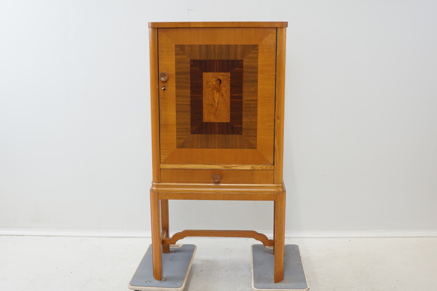 Skåp med låda, på benställning, fanerad i alm/ask, intarsia, art deco, 1900-talets första hälft.