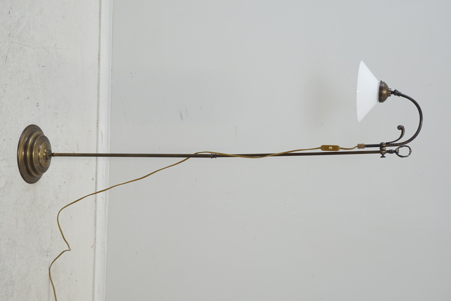 Golvlampa, skomakarmodell, glas/metall, 1900-tal senare del.