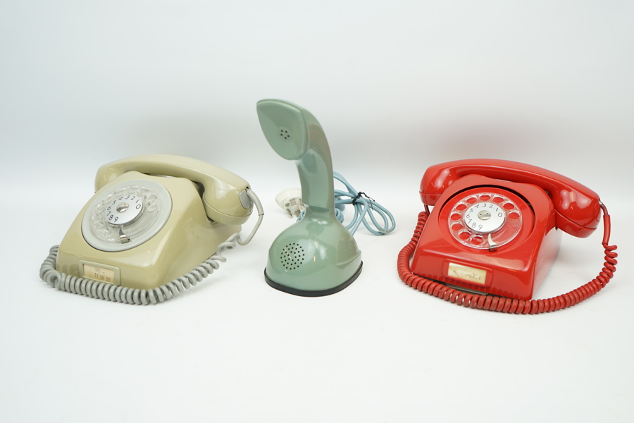 Telefoner, 3 st, bl.a Kobratelefon.