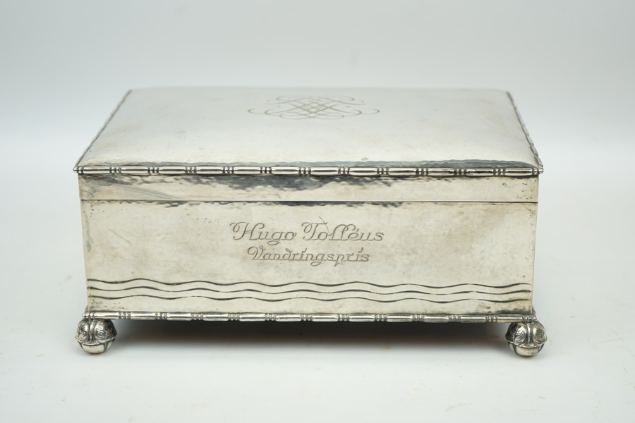 Skrin, hamrat silver, kulfötter med bladdekor, C.G. Hallberg, 1928.