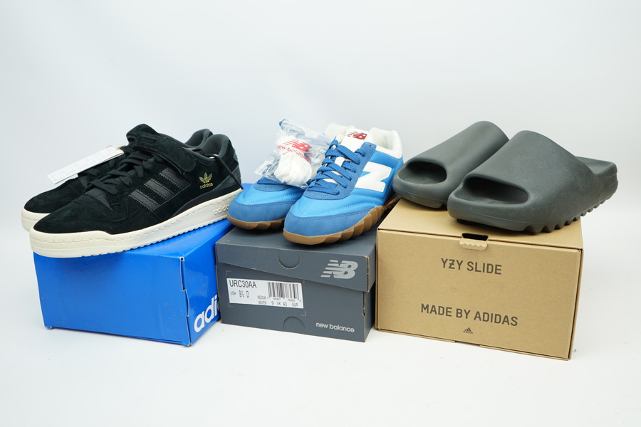 Sneakers och tofflor, 3 par, Adidas och New Balance.