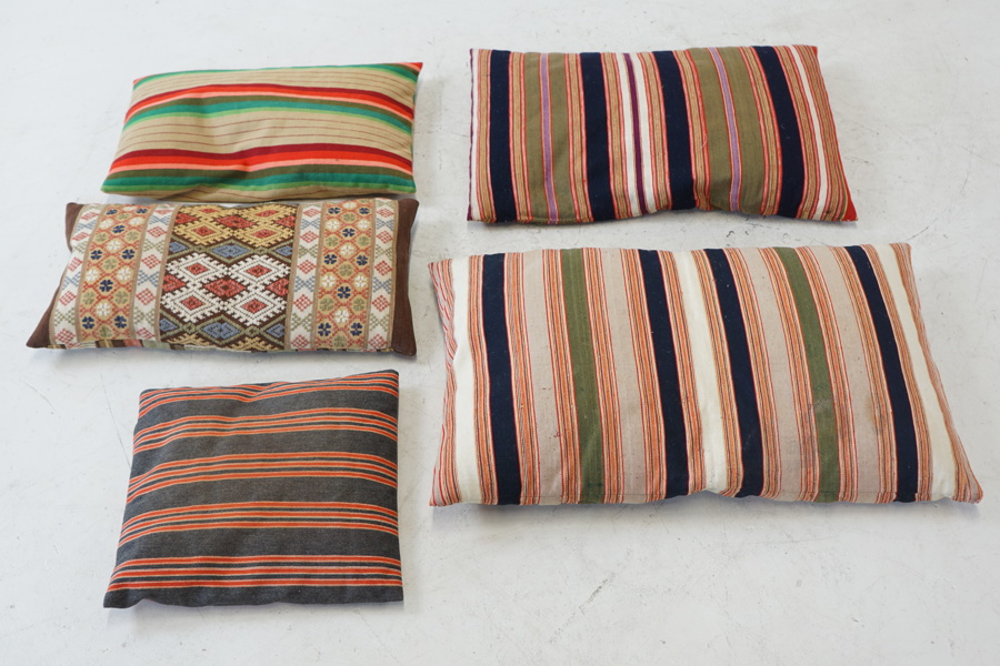 Kuddar, 5 st, textil, allmogestil.