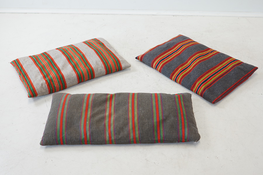 Kuddar, 3 st, textil, allmogestil.