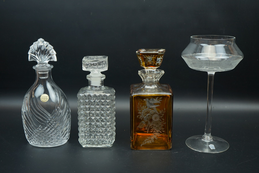 Bengt Orup, skål på fot, Johansfors, 1950-tal, samt 3 karaffer, glas.