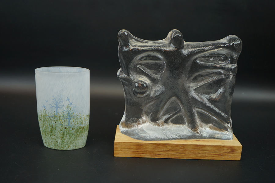 Vas och skulptur, glas, bl.a Kjell Engman, Kosta Boda.