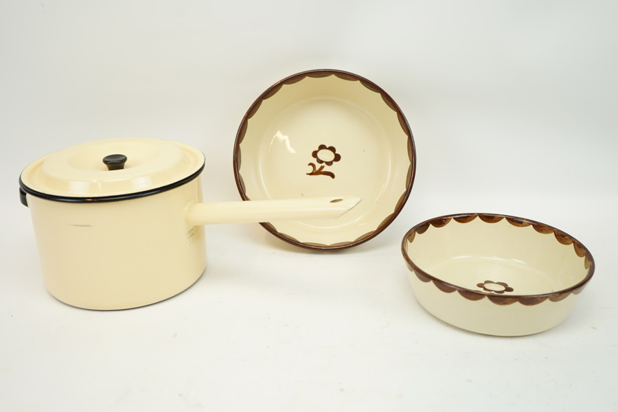 Kastrull, emalj, Kockum, 3 liter, och ugnsfasta formar, 2 st, Wilhelm Kåge, "Pyro", Gustavsberg.