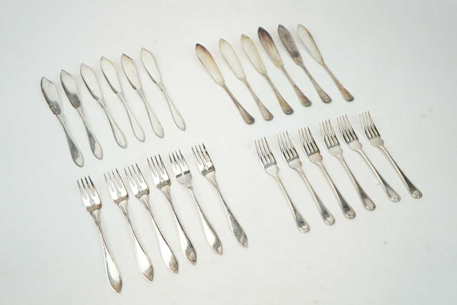 Fiskbestick, 24 delar, nysilver, Sheffield, England och "Svensk spets", Gense.