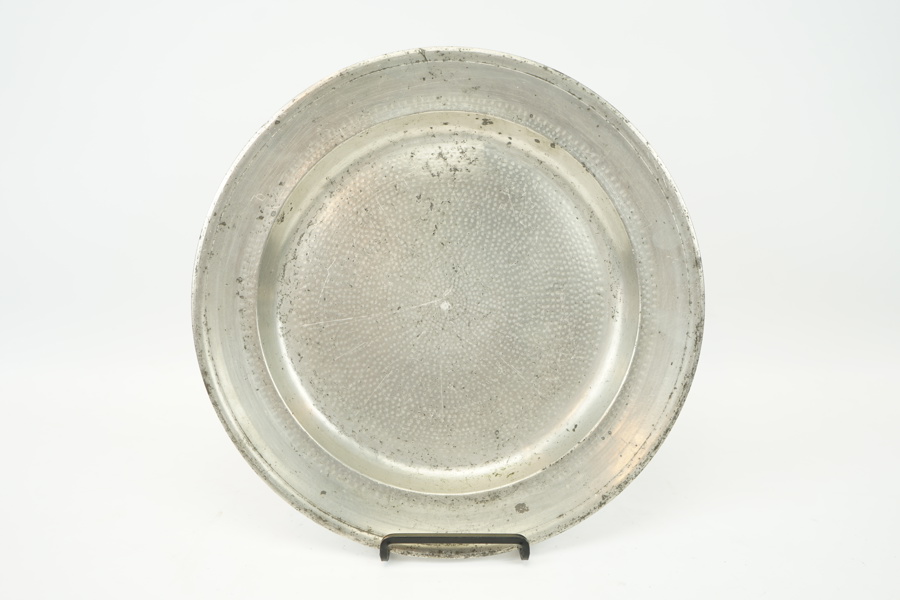 Fat, tenn, delvis hamrat, Arboga, 1700/1800-tal, otydliga stämplar.