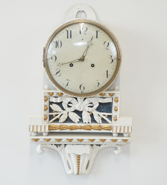 Väggpendyl, ommålad, sengustaviansk, 1800-talets första del.