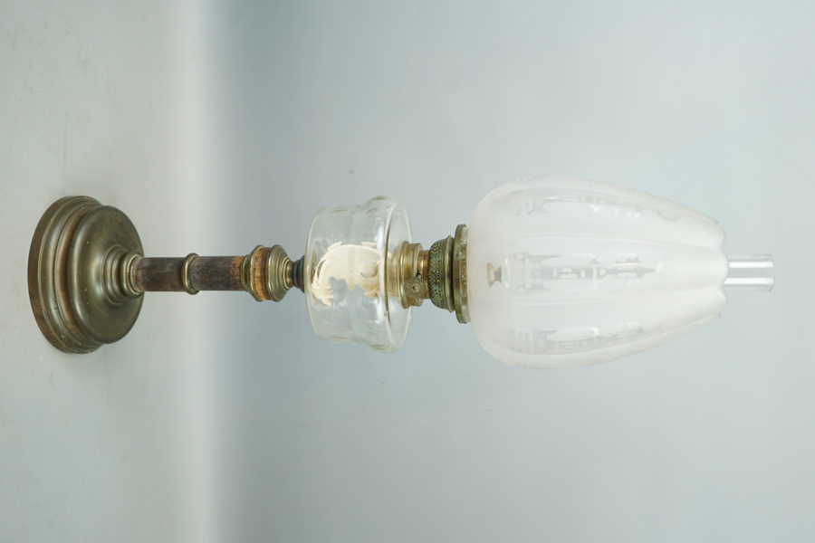 Bordsfotogenlampa, mässing/trä/glas, Kosmos Brenner.