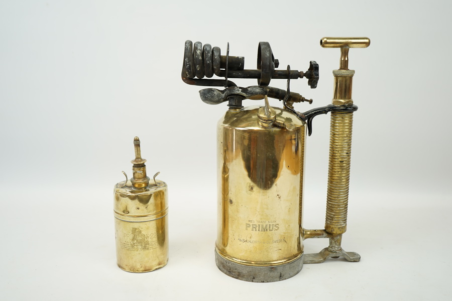 Blåslampa och och oljekanna, mässing, Primus No 607 och No 2292, 1900-tal.