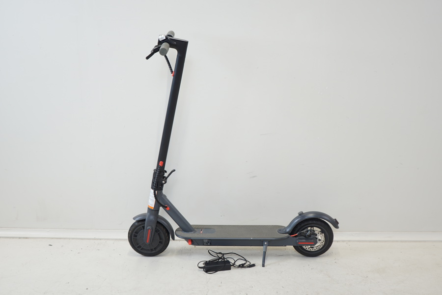 Elscooter, med laddare.