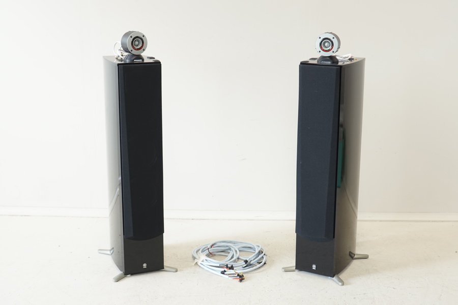 Högtalare, 2 par, Yamaha NS-555, och Pyramid TW28, samt kablar.
