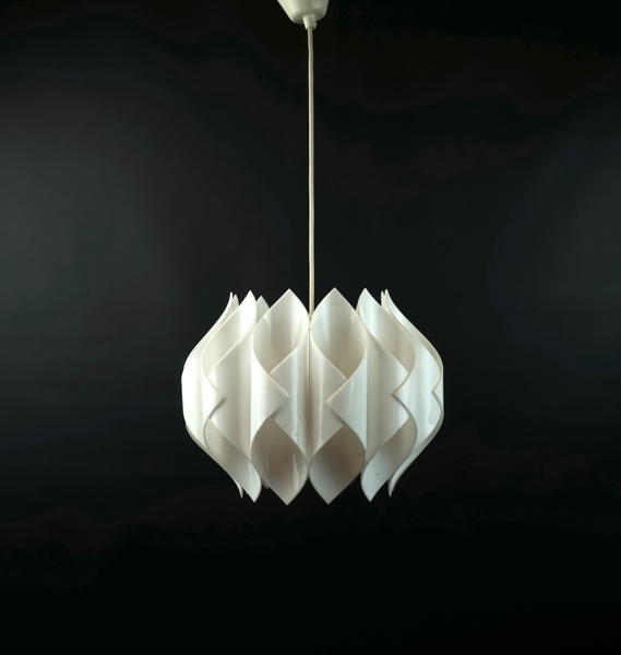 Hannelore Dreutler, taklampa, plast, ''Pyrola'', Ateljé Lyktan, Åhus.