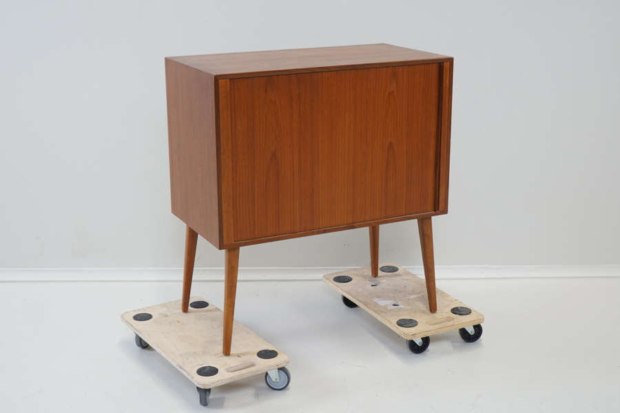 Skåp med skjutdörr, teak, 1950/60-tal.