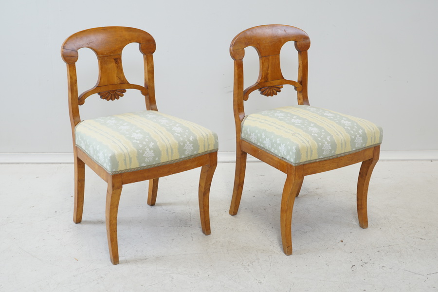 Jöns Andersson (IAS), stolar, ett par, björk/textil, Dvärred-Lindome, 1800-talets första hälft.