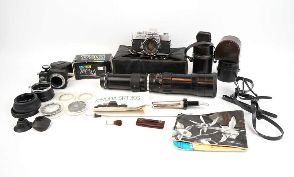 Analog systemkamera, Minolta SR-T 303, med objektiv och tillbehör, ett parti.