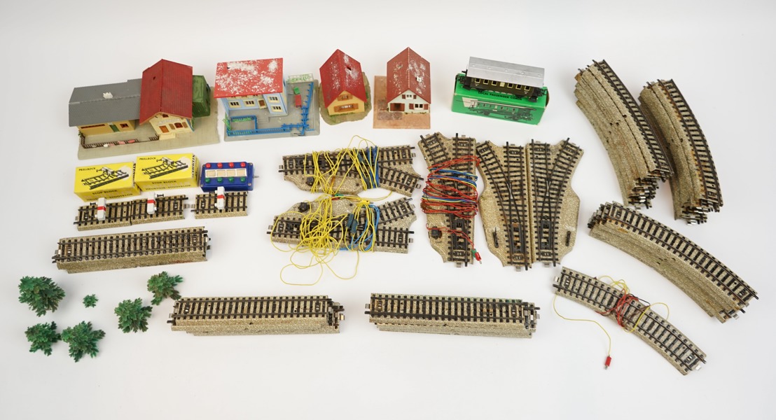 Märklin, räls, byggnader och vagn, ett parti.