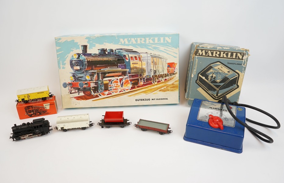 Märklin, lok, vagnar och transformator, 6 delar.