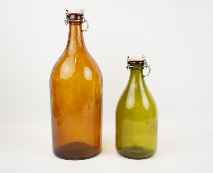 Flaskor, ett par, glas, bl.a Mora Bryggeri AB.