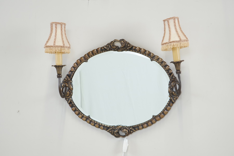Spegel med belysning, metall, 1900-tal.