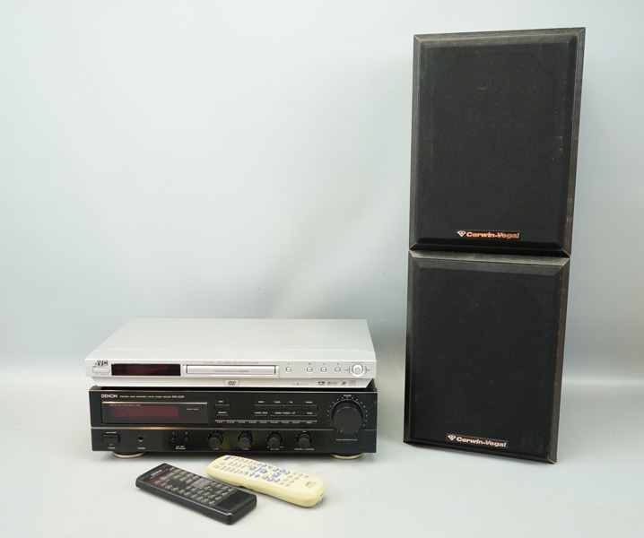 Stereoreceiver, Denon, DVD/CD-spelare, JVC, samt ett par högtalare, Cerwin-Vega.